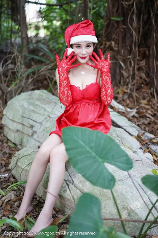大胸妹子陈嘉瑶AYomiabe户外性感妩媚写照