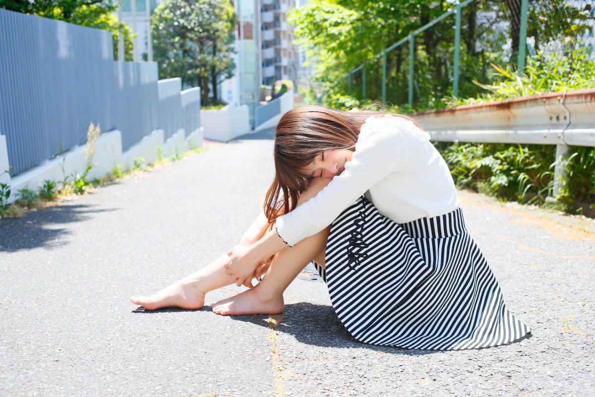日本女优佐藤利奈超短裙街拍大片