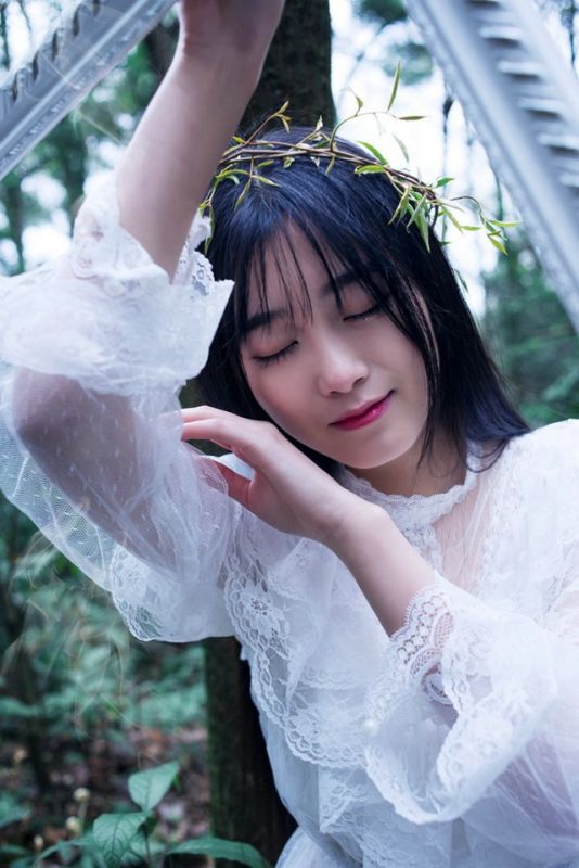 清纯蕾丝美女森系唯美外拍照