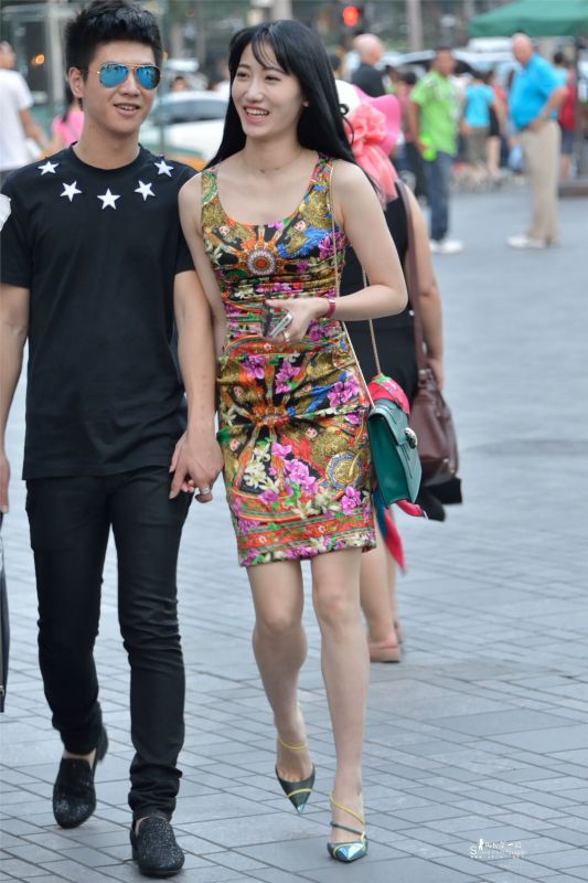 长发美女闺蜜街拍秀迷人大长腿