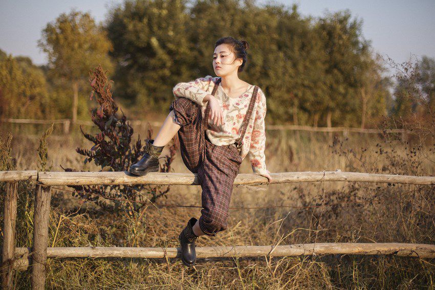 唯美清纯美女骑马装帅气写真图
