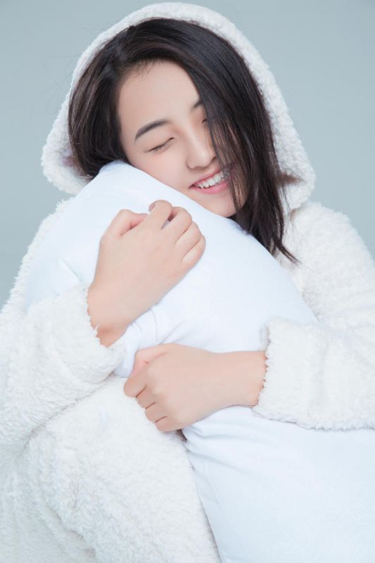 00后美女张子枫纯白可爱写真照