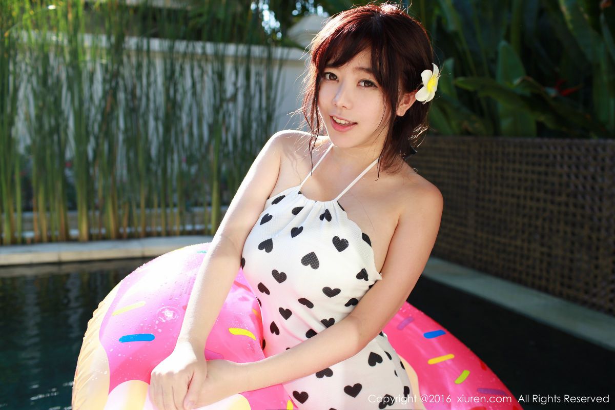 秀人网童颜巨乳美女刘飞儿私房上演脱衣秀
