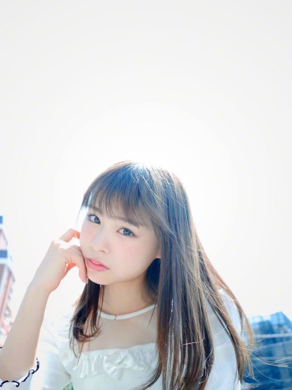 日本女优佐藤利奈超短裙街拍大片