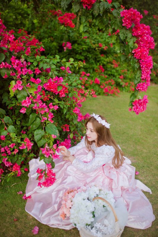 90后少女户外写真宛若森林公主