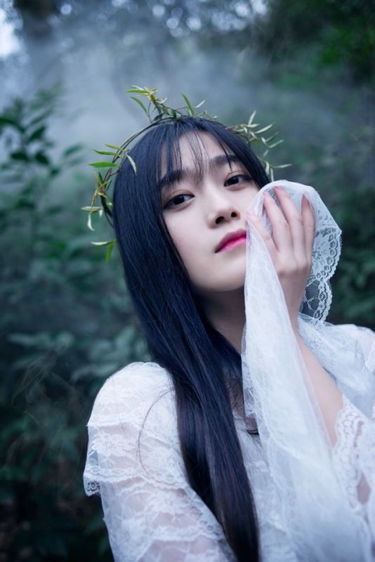 清纯蕾丝美女森系唯美外拍照