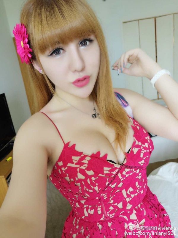 巨乳网红美女周晓唯vivienne自拍图片合辑