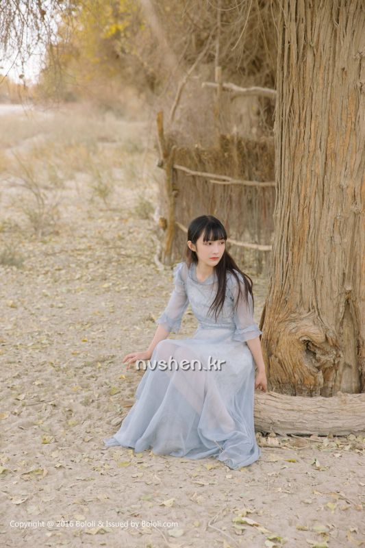 90后清纯美女之应沙漠唯美摄影图片