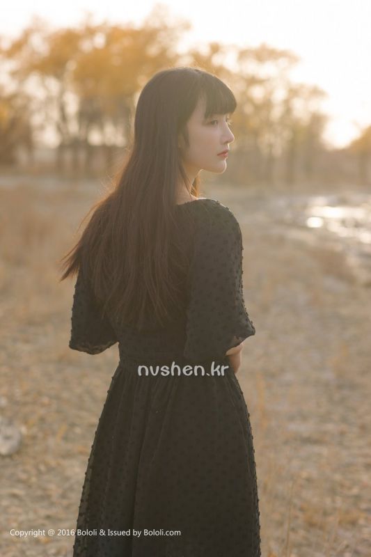 90后清纯美女之应沙漠唯美摄影图片