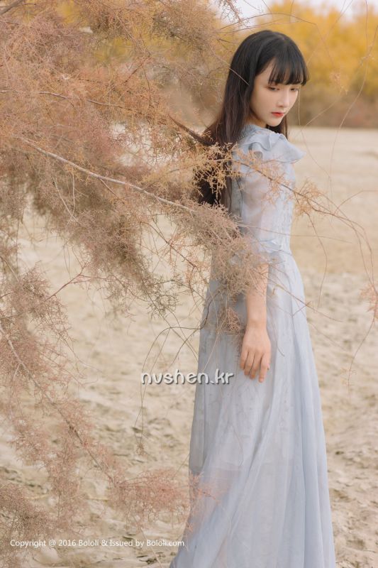 90后清纯美女之应沙漠唯美摄影图片