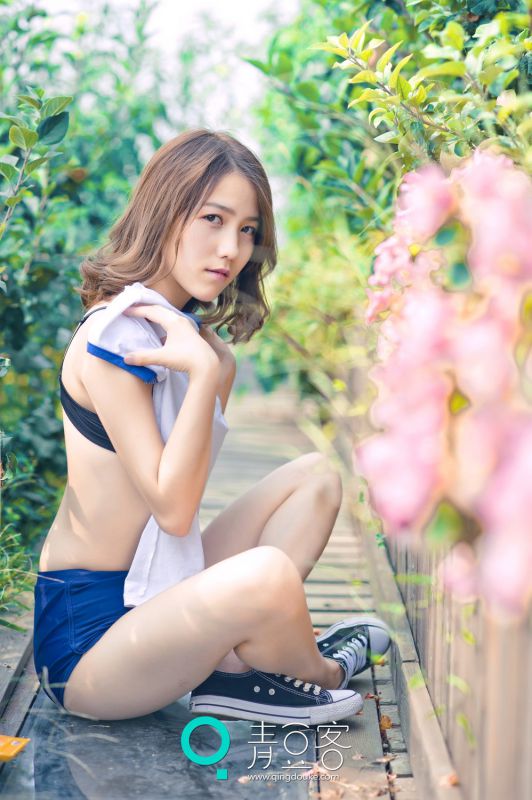 清纯校服美女哈拿花园高清养眼图片
