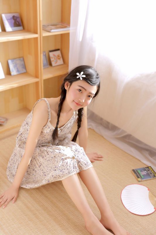 00后嫩小美少女碎花裙雪肤嫩乳性感纯美气质写真