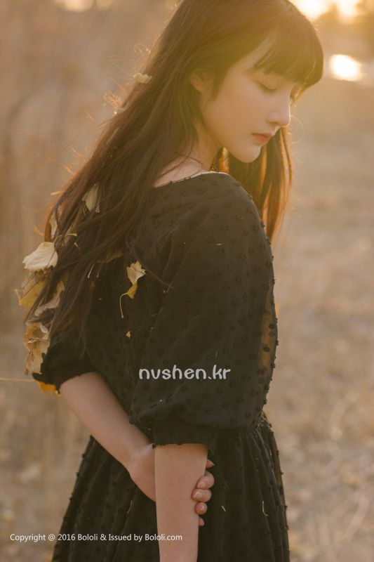 90后清纯美女之应沙漠唯美摄影图片