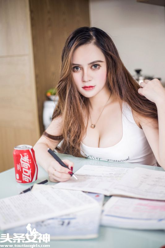 爱学习的美女崔爱熙性感写真图片