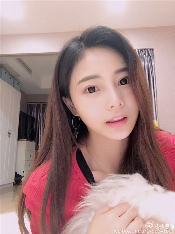 90后小美女余思瞳微博精选养眼图片