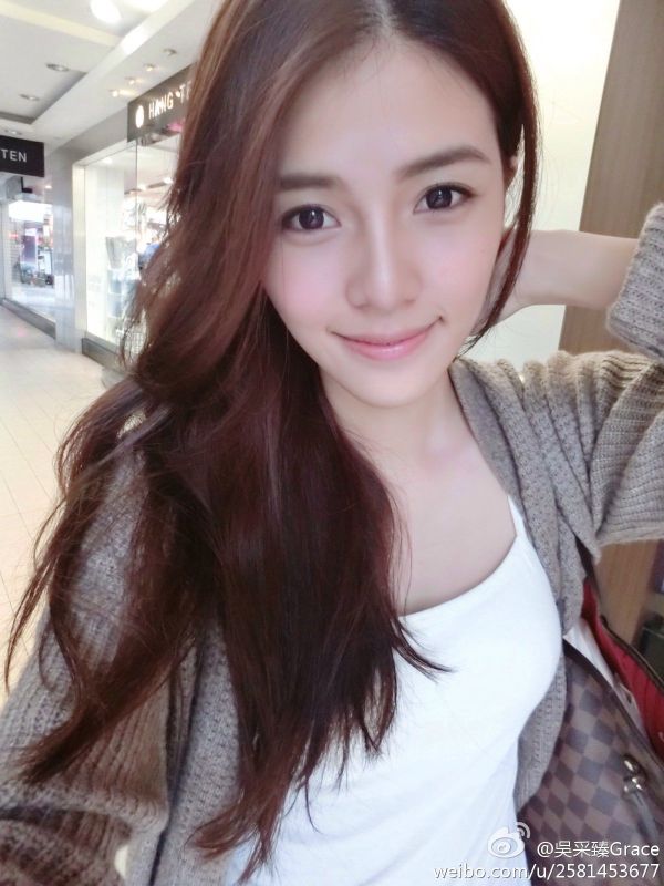 台湾著名车模吴采臻Grace微博自拍图片合辑