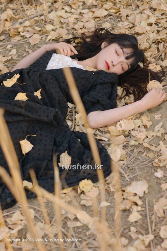 90后清纯美女之应沙漠唯美摄影图片