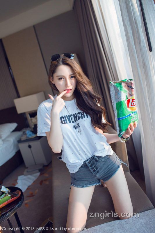天然养眼美女酒店房间性感内衣写真