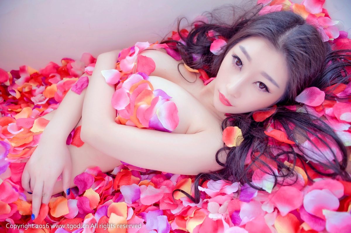 漂亮女模特妲己花瓣浴室性感写真图片