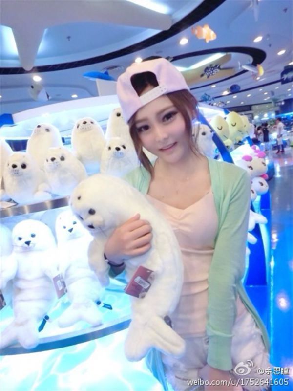 90后小美女余思瞳微博精选养眼图片