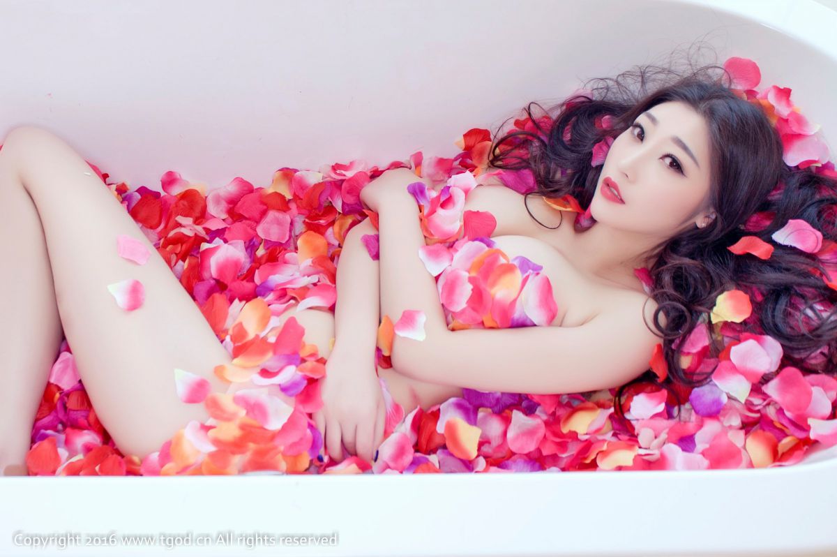 漂亮女模特妲己花瓣浴室性感写真图片