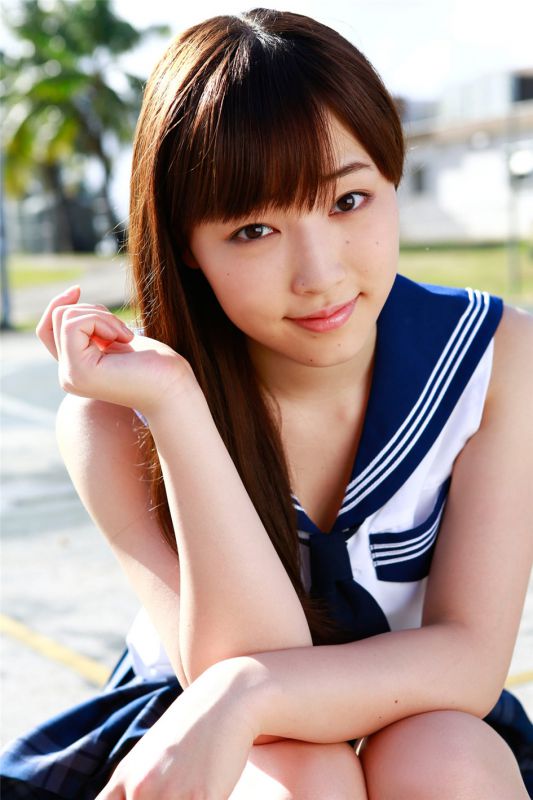 日本学生妹谱久村圣户外清纯写真