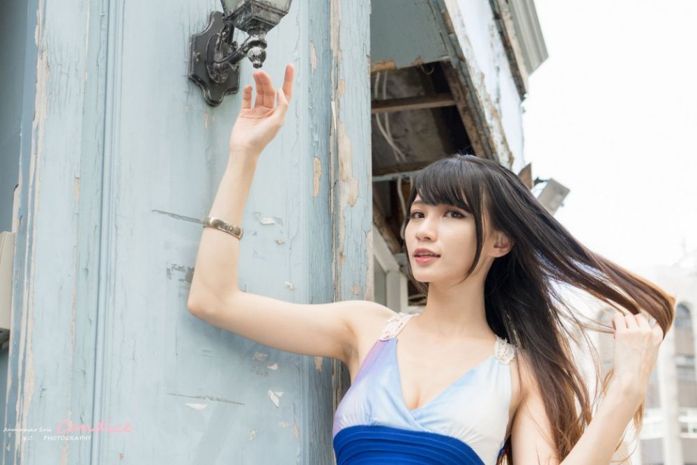 高挑长腿美女模特修身蓝色短裙翘臀街拍性感写真