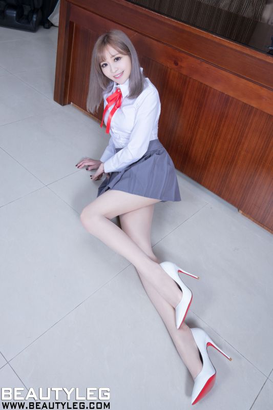 腿模Lucy JK制服+黑丝包臀裙美腿写真