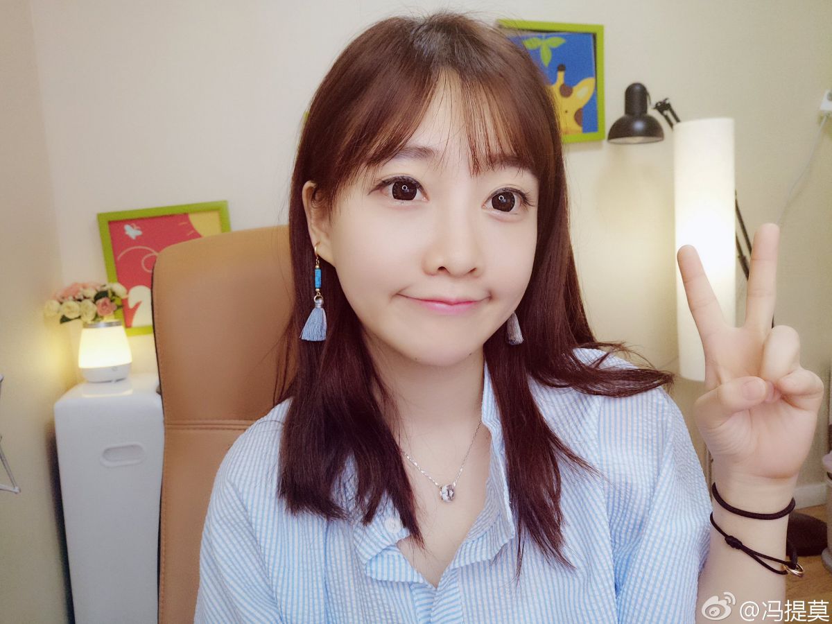 清纯可爱美女冯提莫唯美自拍图片