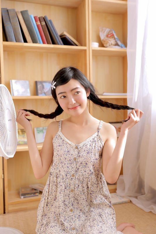 00后嫩小美少女碎花裙雪肤嫩乳性感纯美气质写真
