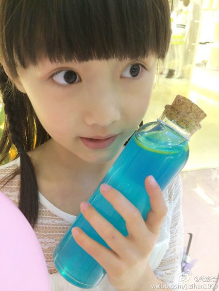 超萌00后小女孩纪姿含户外迷人写真