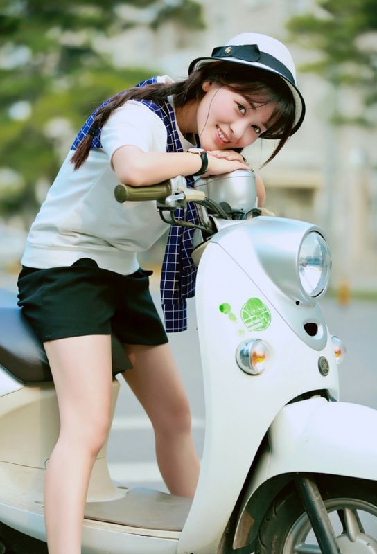 甜美女孩户外小清新写照