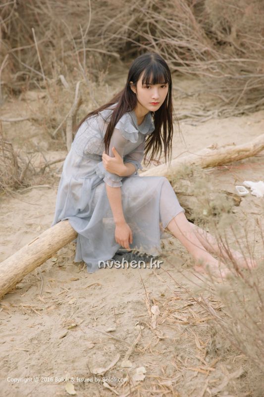 90后清纯美女之应沙漠唯美摄影图片