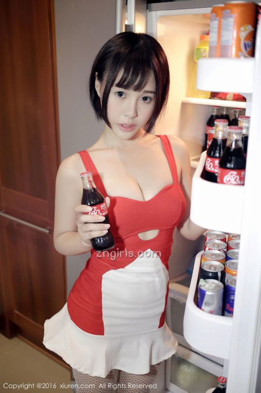 90后短发美女Evelyn艾莉大秀性感迷人乳沟