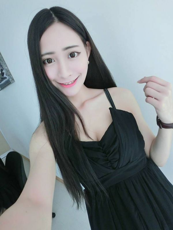 台湾90后美女琪琪(夏r琪)清纯自拍写真