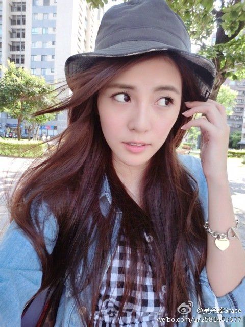 台湾著名车模吴采臻Grace微博自拍图片合辑