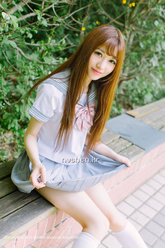 90后可爱妹子赵奶莹养眼摄影图片