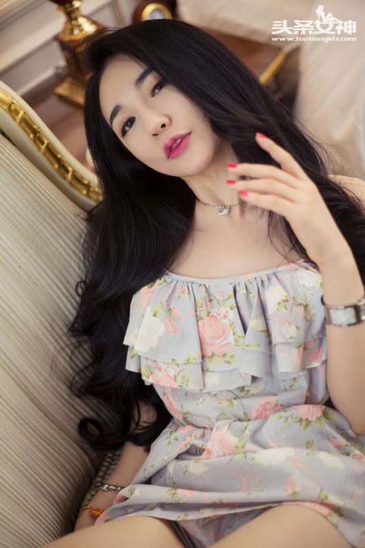 碎花裙美女珊珊私房高清摄影图片