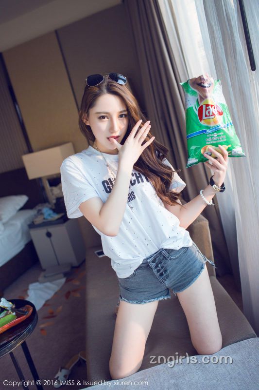 天然养眼美女酒店房间性感内衣写真