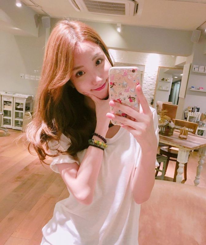 台湾女模特叶芷君私拍写真图片