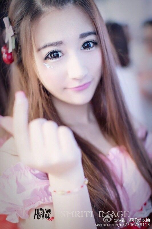 游戏展台美女叶欣娅甜美自拍图片