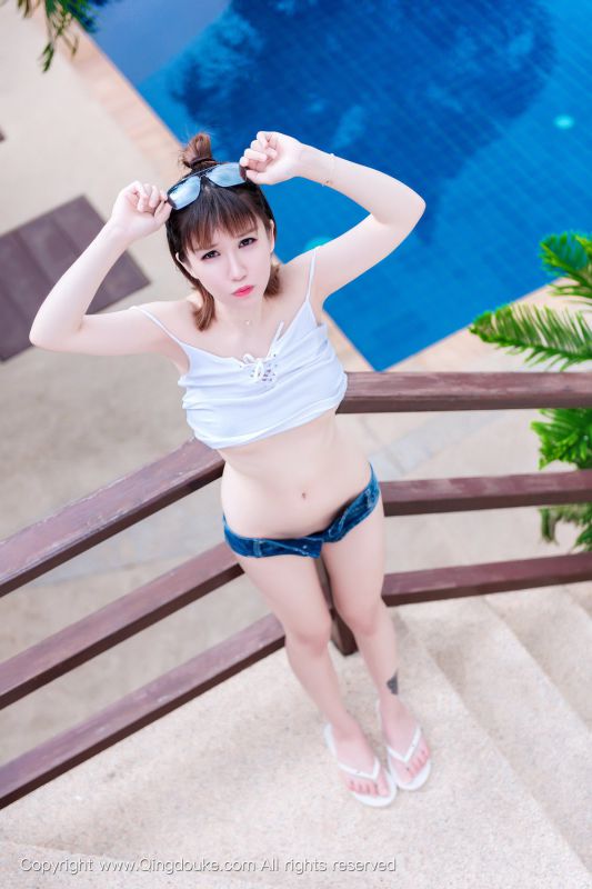90后小美女傲娇萌萌旅拍写真图片