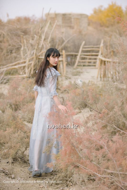 90后清纯美女之应沙漠唯美摄影图片