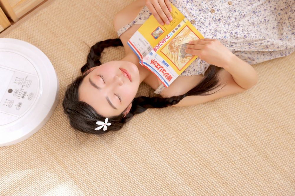 00后嫩小美少女碎花裙雪肤嫩乳性感纯美气质写真