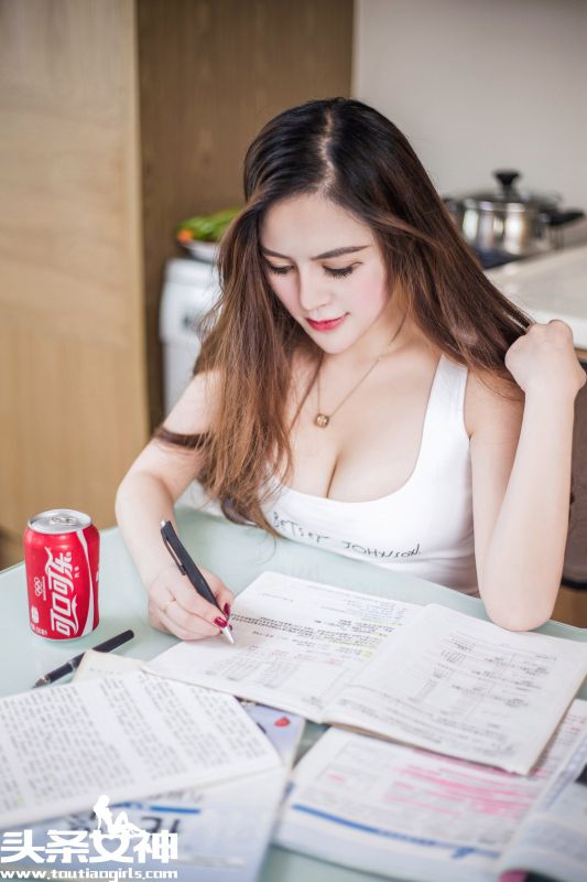 爱学习的美女崔爱熙性感写真图片
