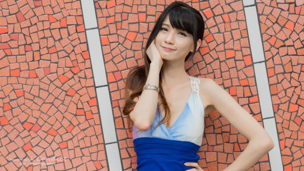 高挑长腿美女模特修身蓝色短裙翘臀街拍性感写真