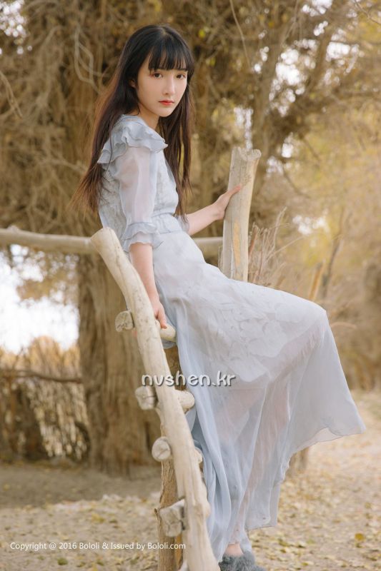90后清纯美女之应沙漠唯美摄影图片