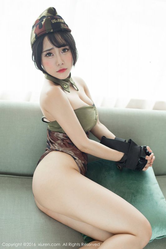 秀人网漂亮粉嫩美眉兜豆靓Youlina性感私房照