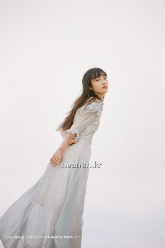 90后清纯美女之应沙漠唯美摄影图片
