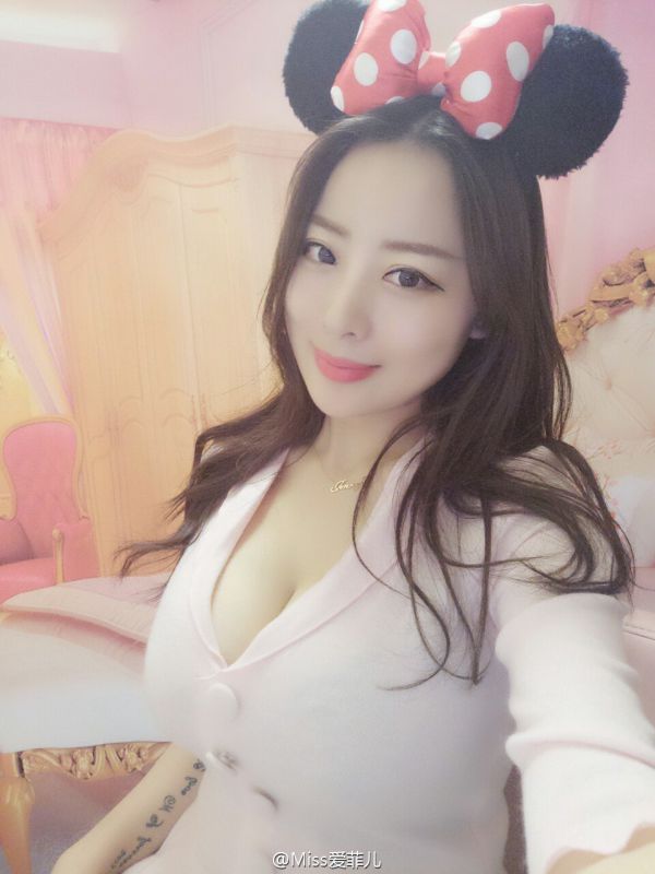 巨乳美女主播Miss爱菲儿自拍图片